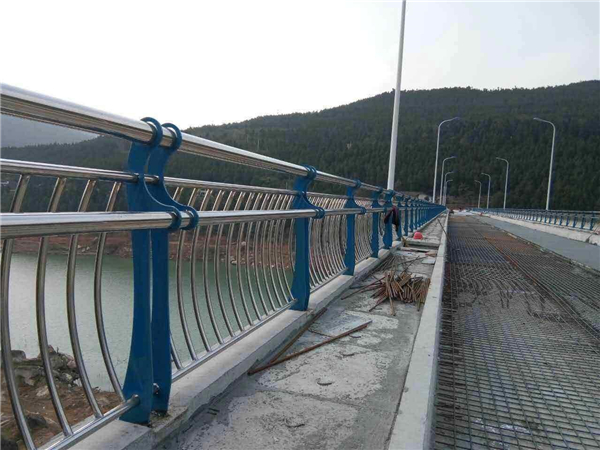汕尾不锈钢桥梁护栏的特点及其在桥梁安全中的重要作用